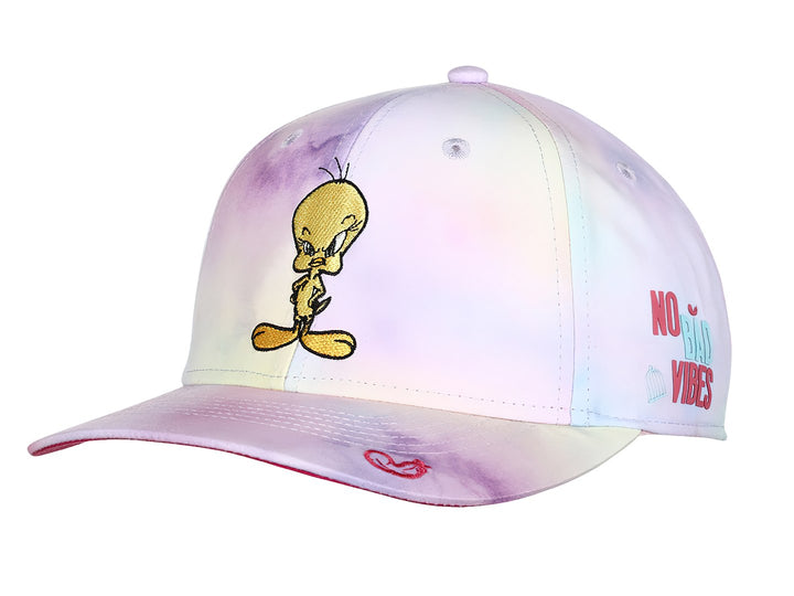Gorra multicolor estilo tie-dye con bordado del personaje Tweety en el frente.
