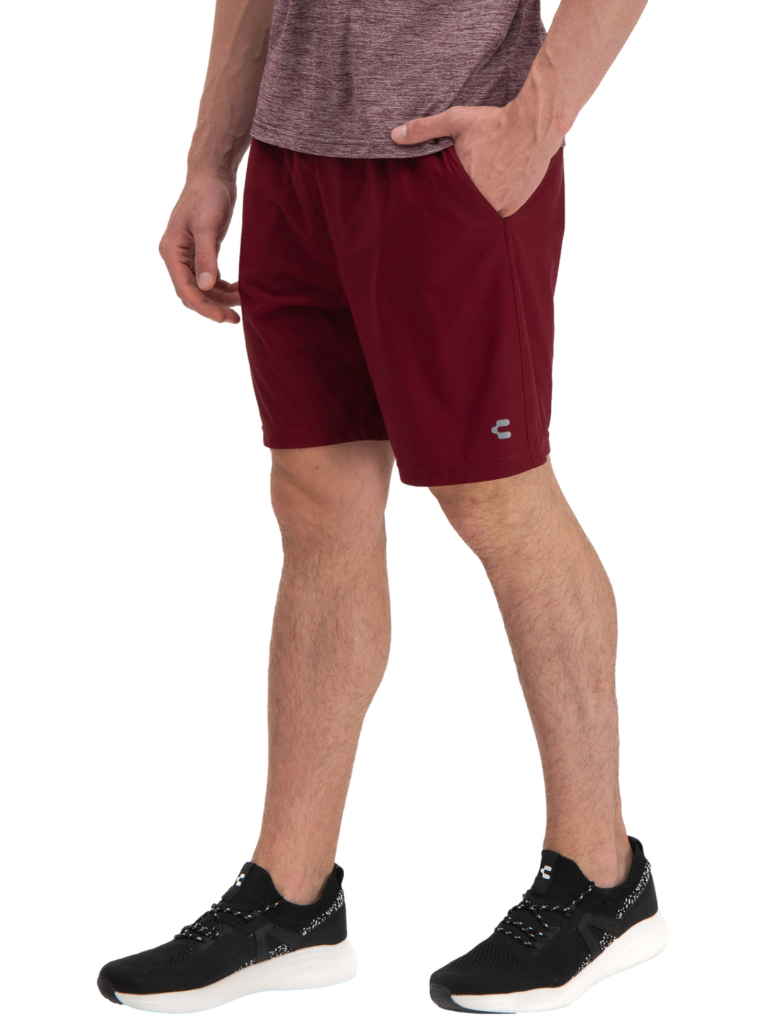 Hombre vistiendo short deportivo color vino de la marca Charly.