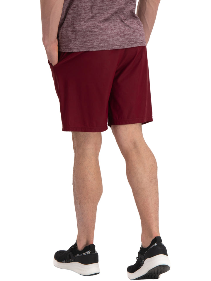Hombre vistiendo short deportivo color vino de la marca Charly.