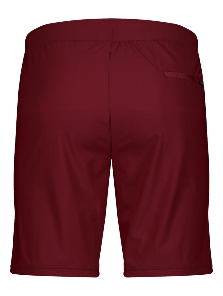 Hombre vistiendo short deportivo color vino de la marca Charly.