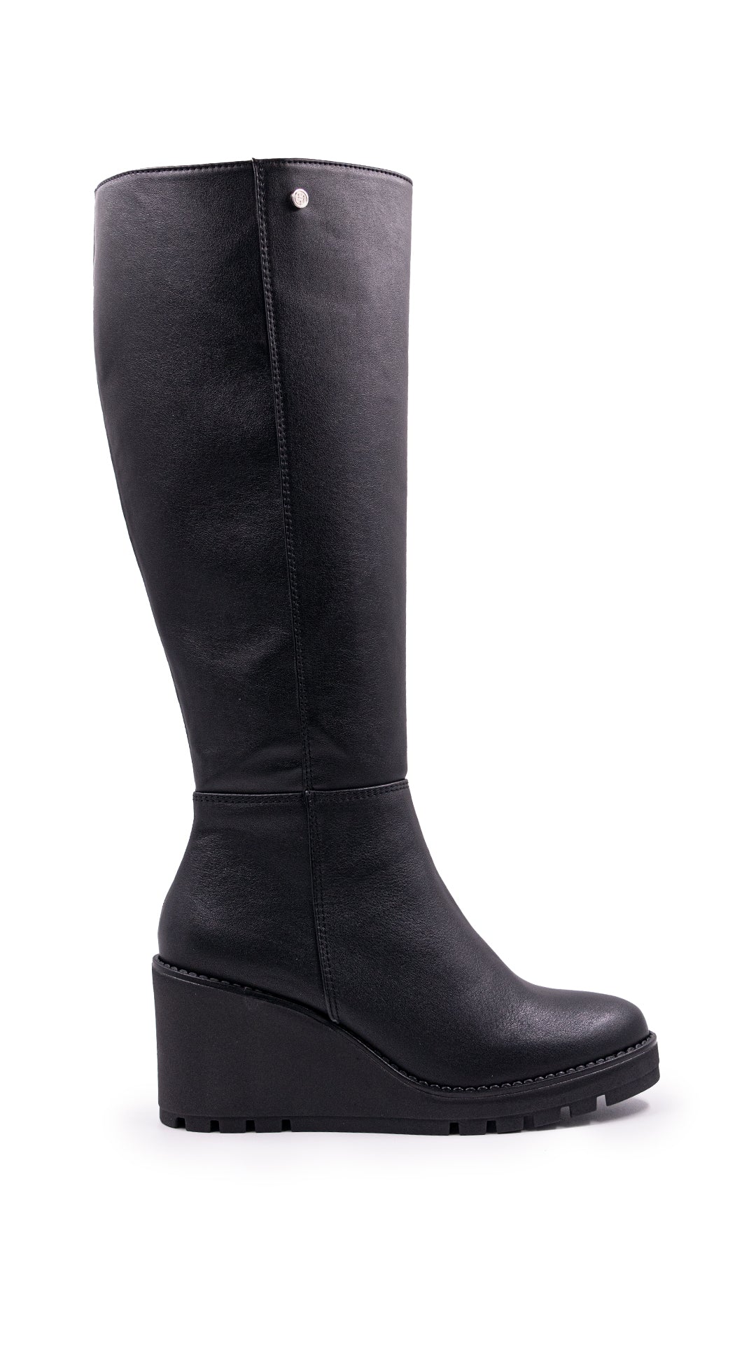 Bota alta de color negro con plataforma y tacón ancho para mujer sobre fondo blanco.
