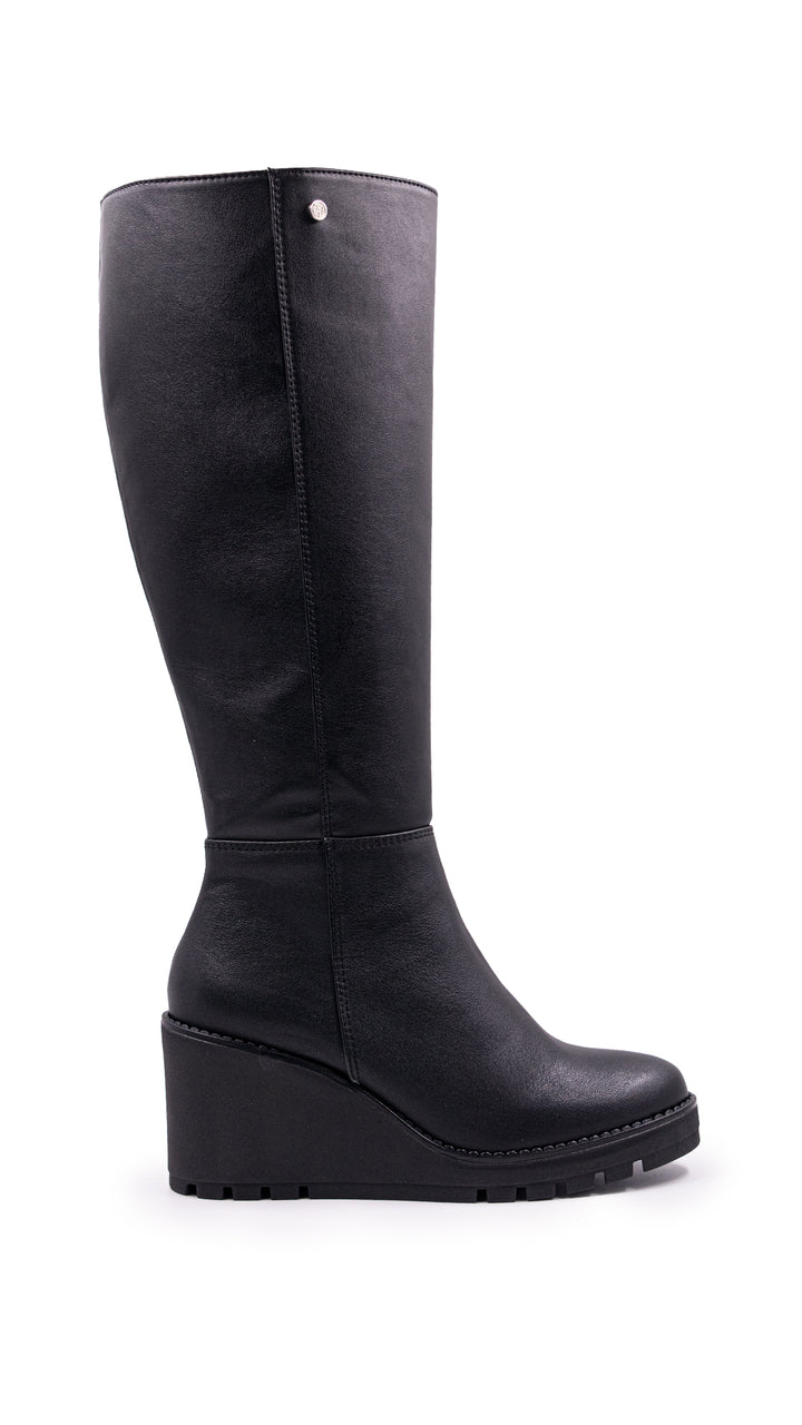 Bota alta de color negro con plataforma y tacón ancho para mujer sobre fondo blanco.