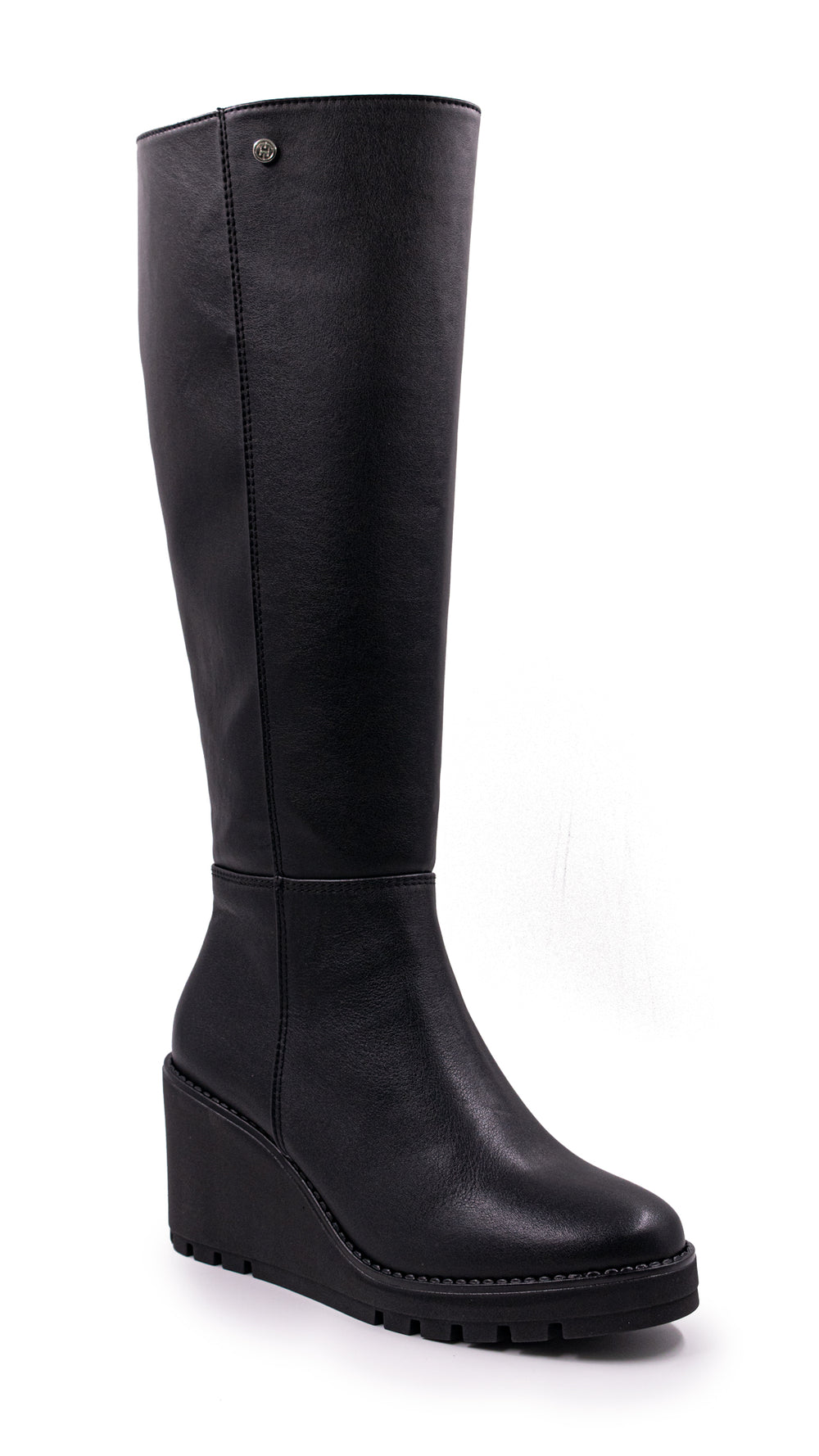 Bota alta de color negro con plataforma y tacón ancho para mujer sobre fondo blanco.