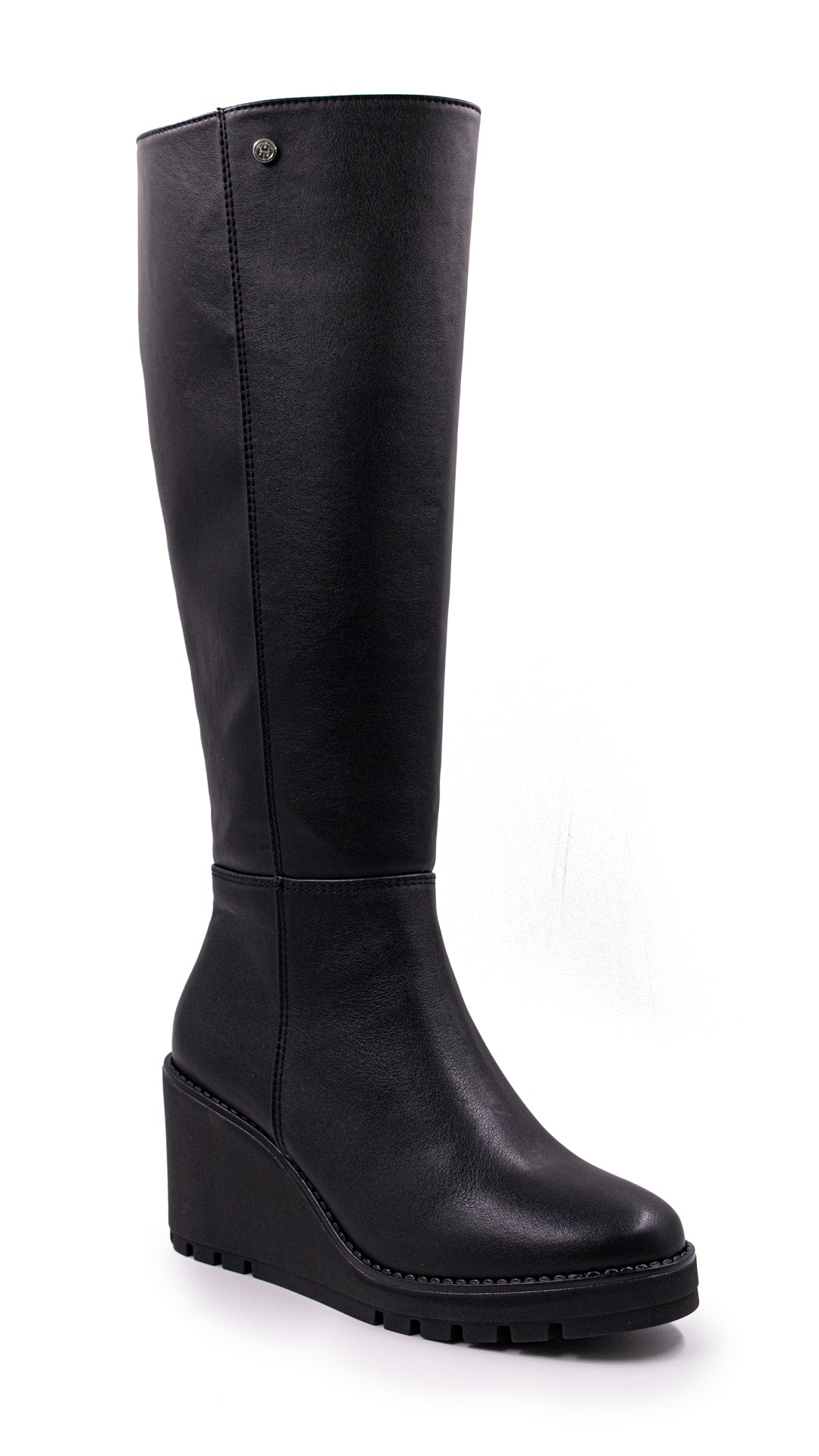 Bota alta de color negro con plataforma y tacón ancho para mujer sobre fondo blanco.