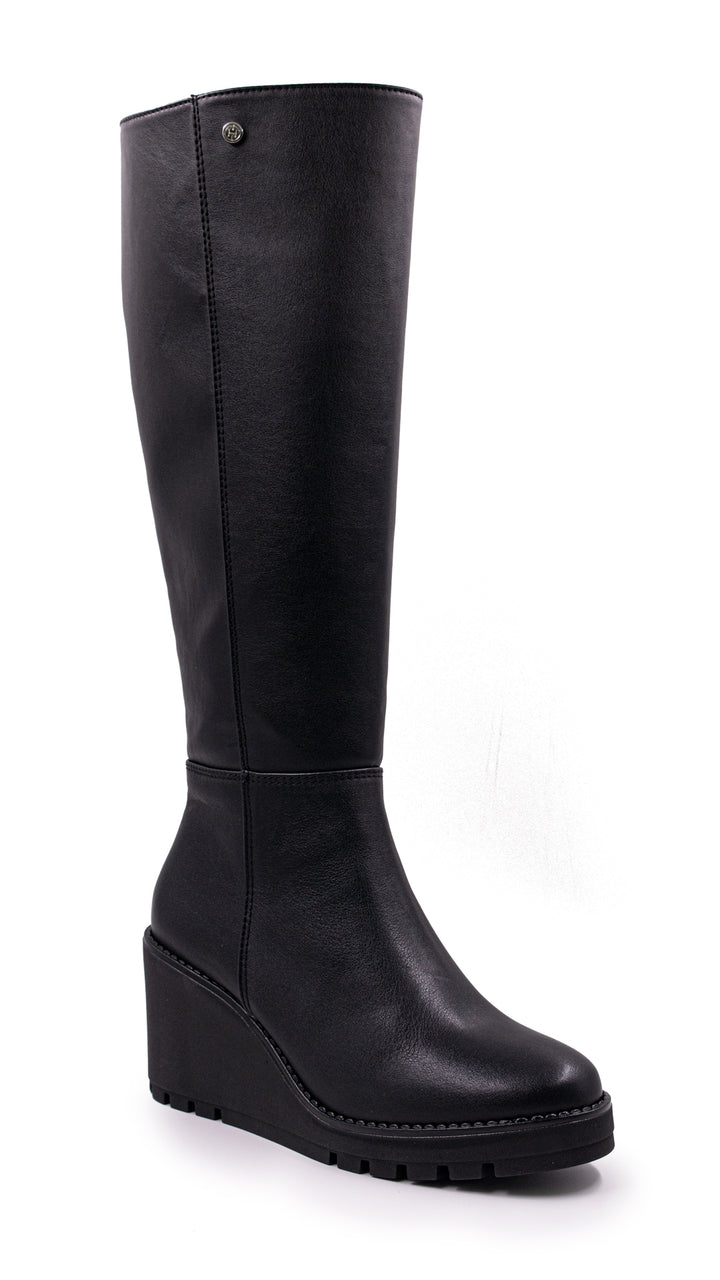 Bota alta de color negro con plataforma y tacón ancho para mujer sobre fondo blanco.