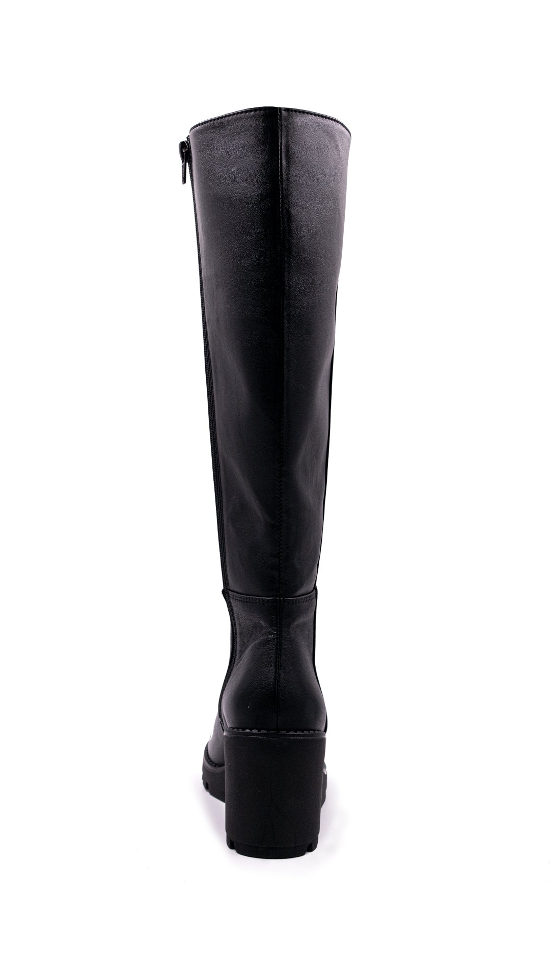 Bota alta de color negro con plataforma y tacón ancho para mujer sobre fondo blanco.