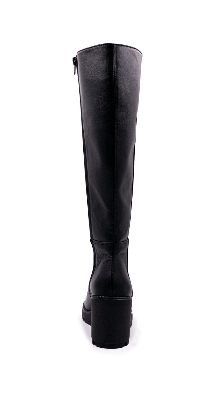Bota alta de color negro con plataforma y tacón ancho para mujer sobre fondo blanco.