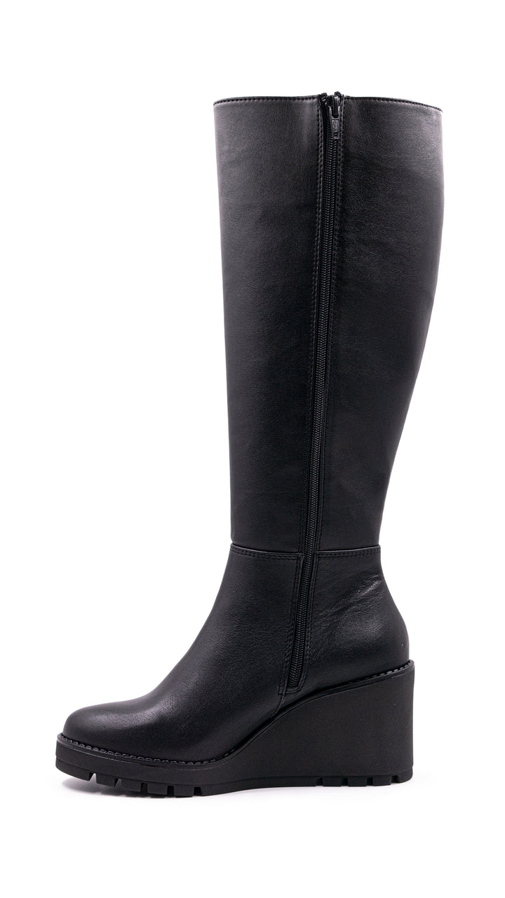 Bota alta de color negro con plataforma y tacón ancho para mujer sobre fondo blanco.