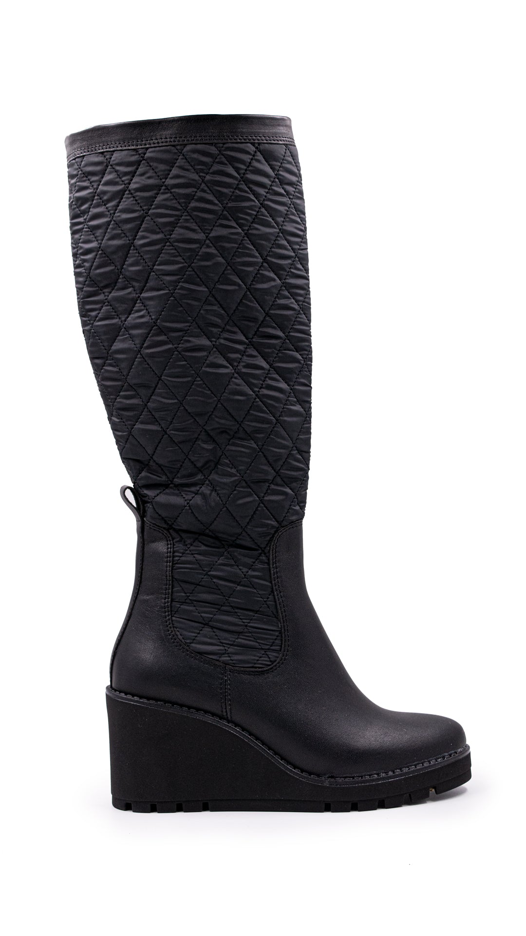 Bota alta color negro con diseño acolchado en la caña y suela de plataforma.