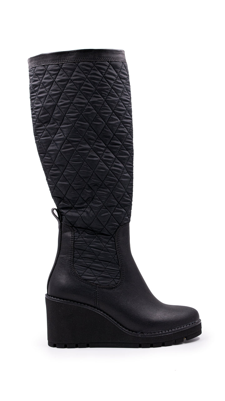 Bota alta color negro con diseño acolchado en la caña y suela de plataforma.