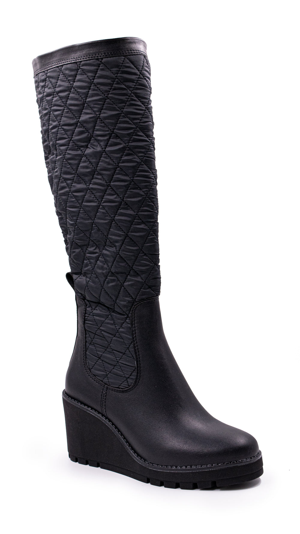 Bota alta color negro con diseño acolchado en la caña y suela de plataforma.