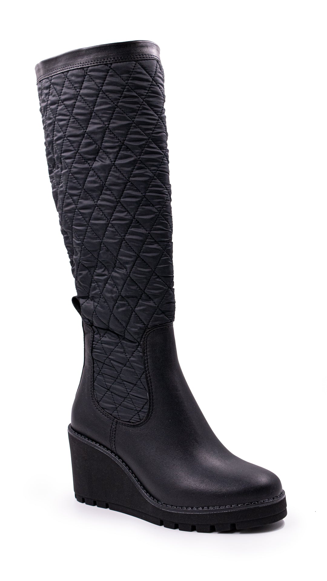 Bota alta color negro con diseño acolchado en la caña y suela de plataforma.