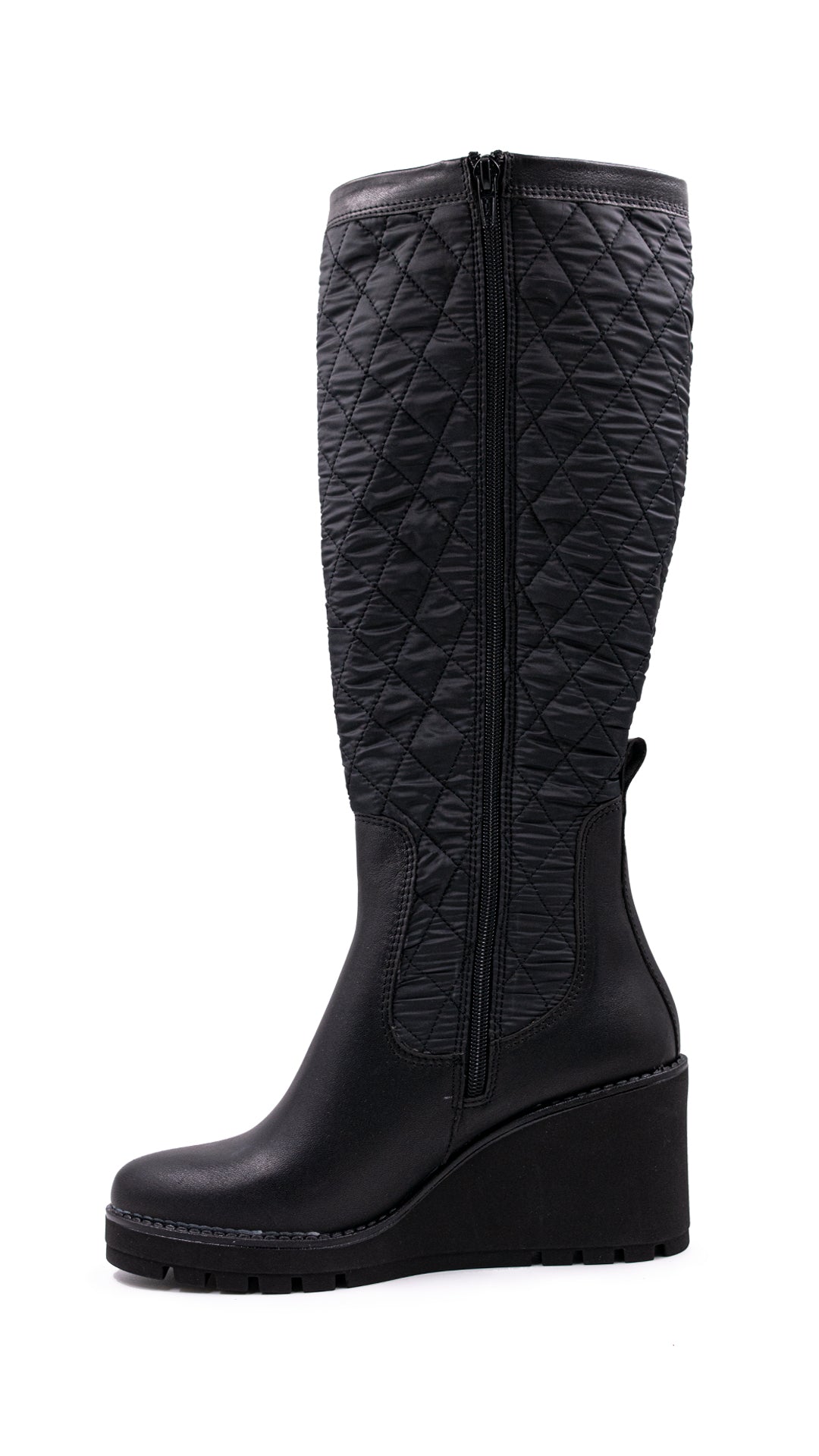 Bota alta color negro con diseño acolchado en la caña y suela de plataforma.