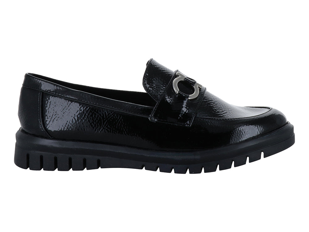 Zapato plano tipo mocasín Clinton en color negro de charol arrugado con hebilla plateada y suela gruesa.