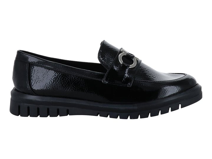 Zapato plano tipo mocasín Clinton en color negro de charol arrugado con hebilla plateada y suela gruesa.