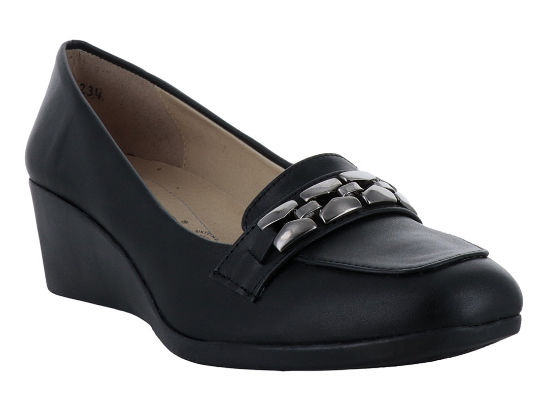Zapato negro de cuña con adorno metálico plateado en el empeine.