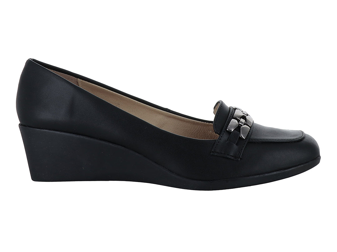 Zapato negro de cuña con adorno metálico plateado en el empeine.
