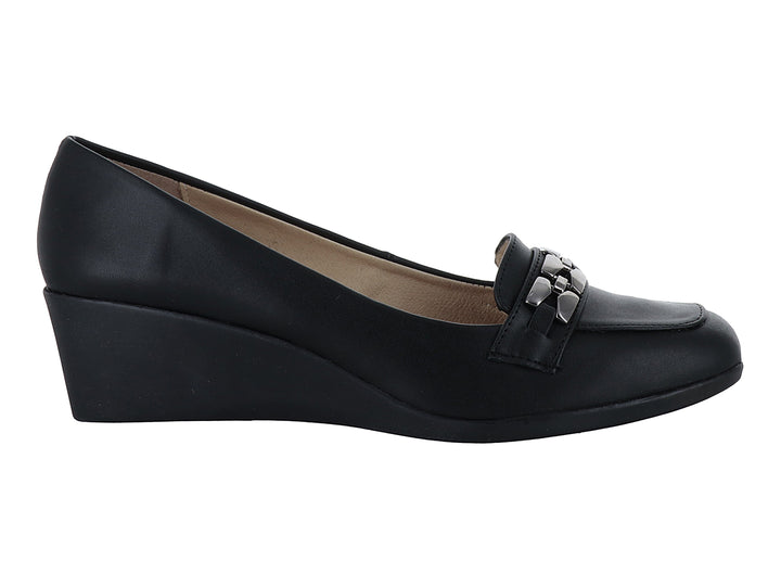 Zapato negro de cuña con adorno metálico plateado en el empeine.