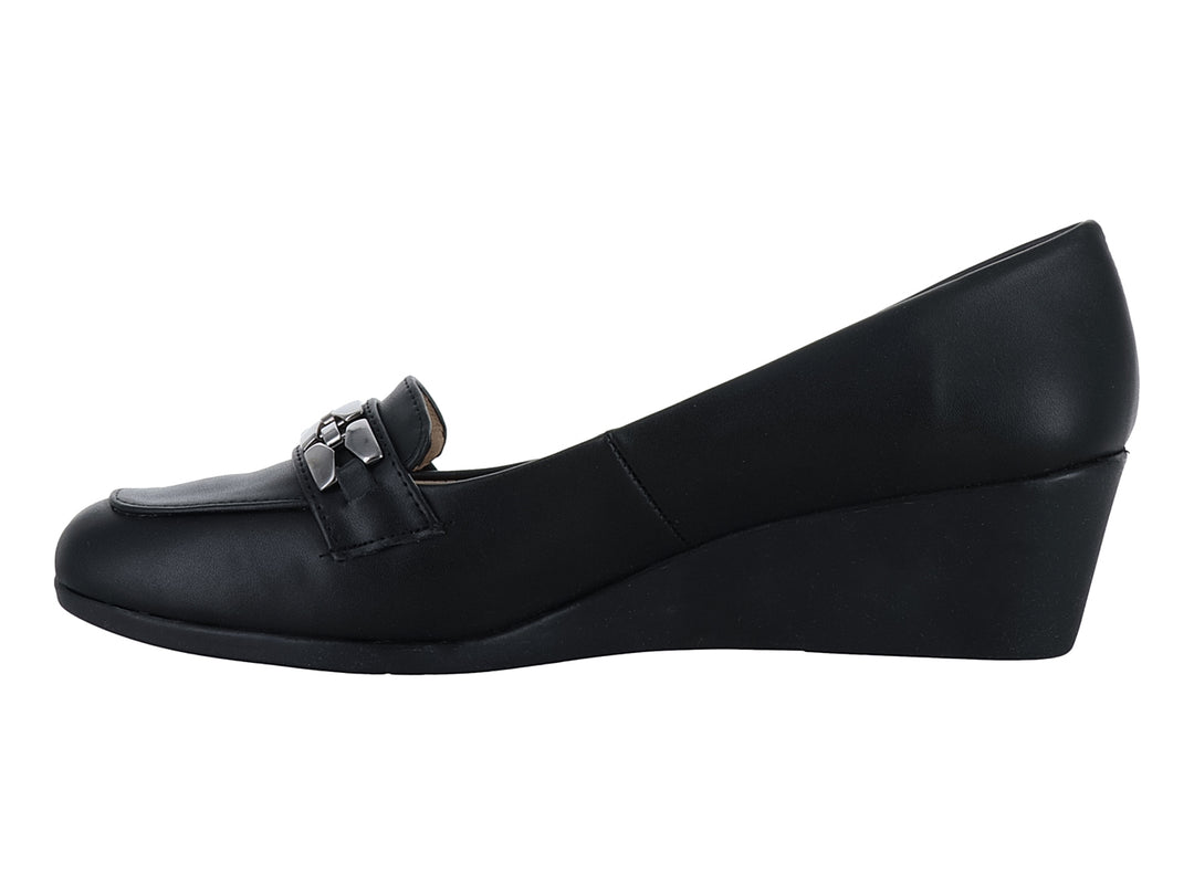 Zapato negro de cuña con adorno metálico plateado en el empeine.