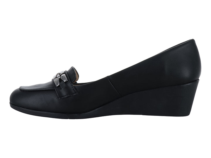 Zapato negro de cuña con adorno metálico plateado en el empeine.