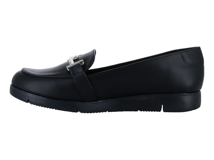 Zapato plano tipo mocasín color negro con detalle de hebilla plateada y suela ancha.