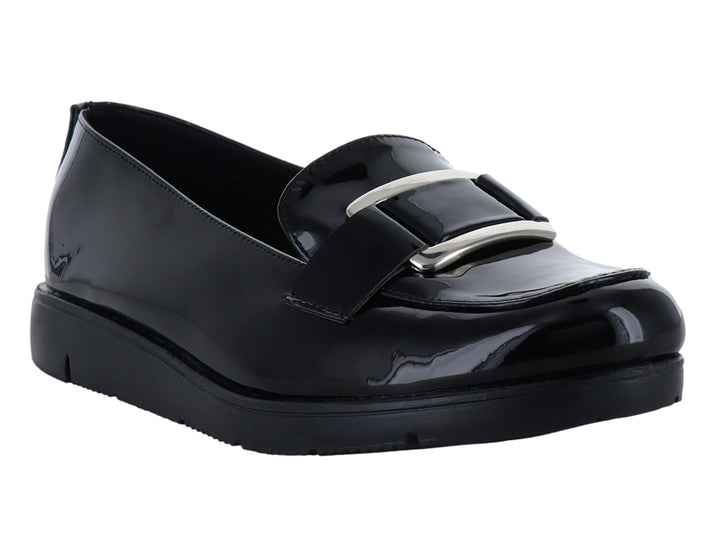 Zapato plano tipo mocasín de charol negro con hebilla plateada y suela negra.