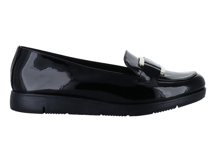 Zapato plano tipo mocasín de charol negro con hebilla plateada y suela negra.