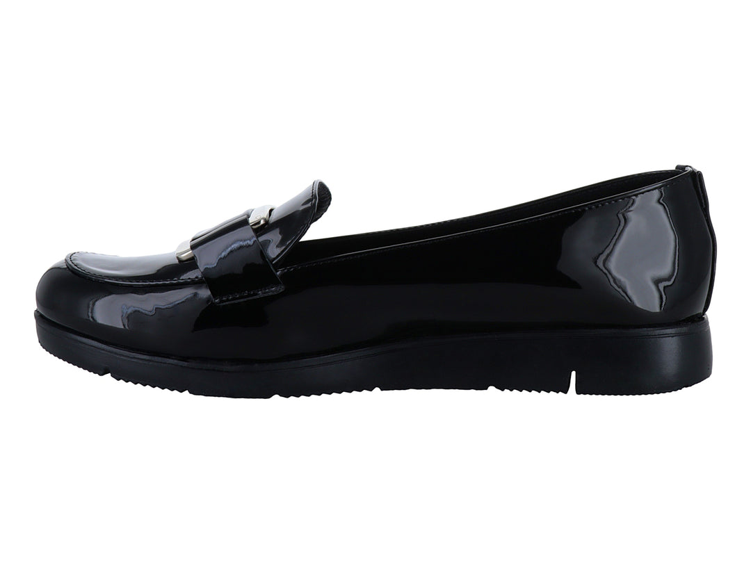 Zapato plano tipo mocasín de charol negro con hebilla plateada y suela negra.