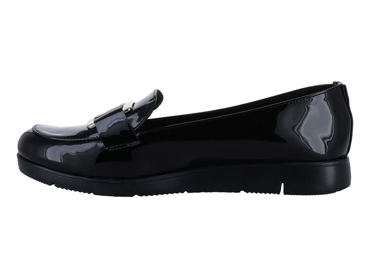 Zapato plano tipo mocasín de charol negro con hebilla plateada y suela negra.