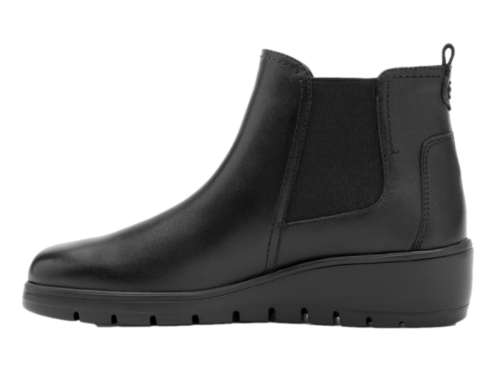 Botín Flexi para mujer en color negro, material de cuero liso con panel elástico lateral y suela cómoda.