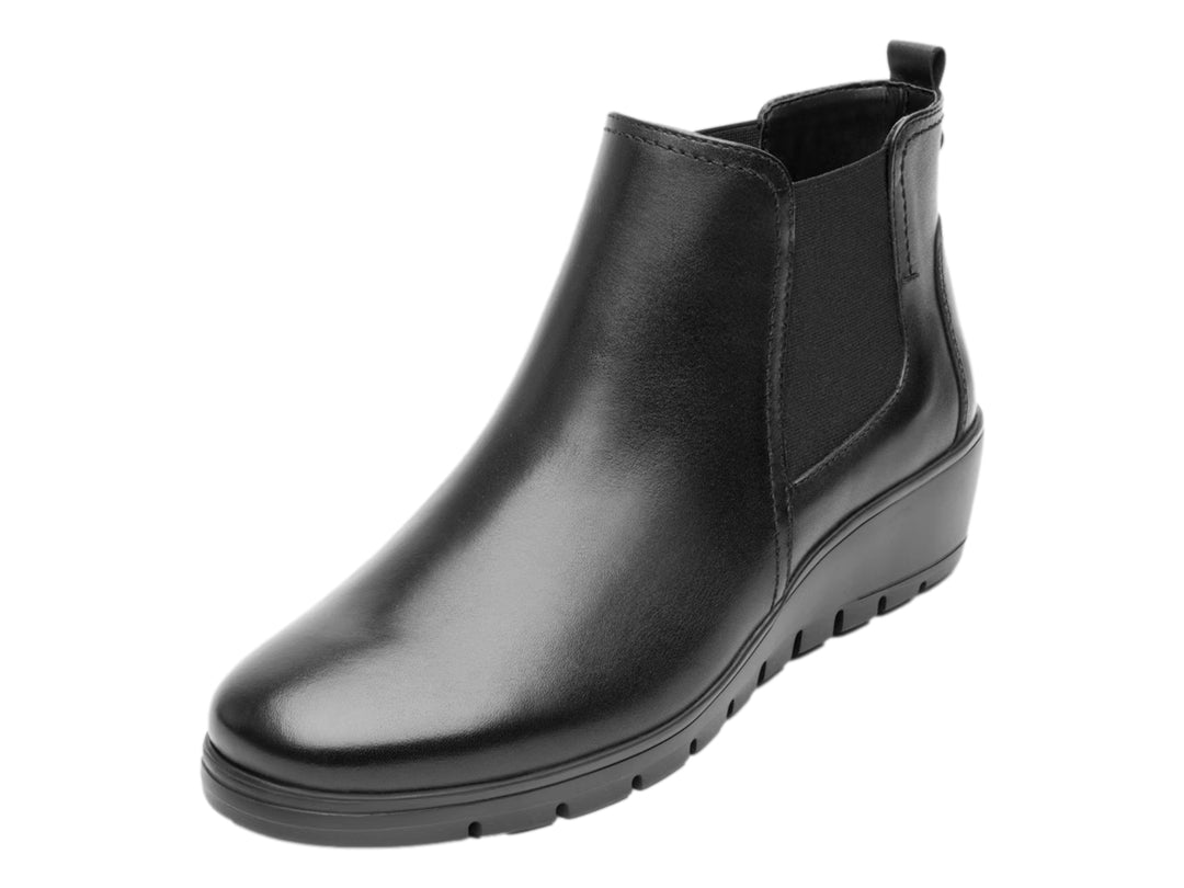 Botín Flexi para mujer en color negro, material de cuero liso con panel elástico lateral y suela cómoda.