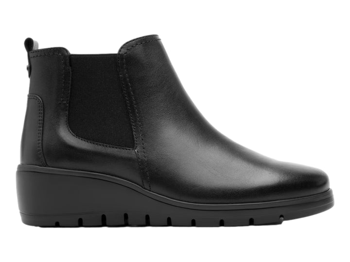 Botín Flexi para mujer en color negro, material de cuero liso con panel elástico lateral y suela cómoda.