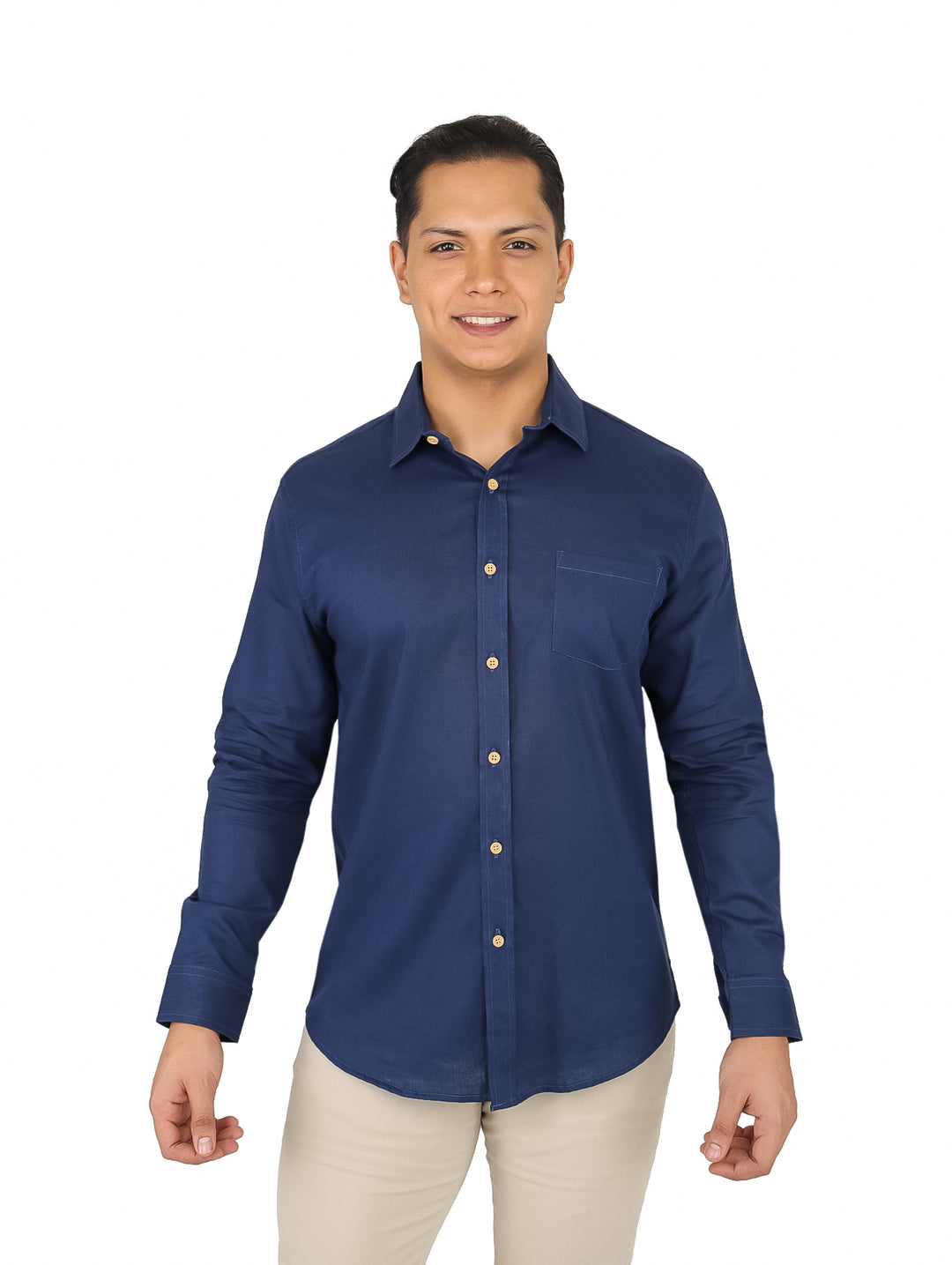 Hombre vistiendo camisa casual de manga larga en color azul marino con botones y bolsillo frontal.