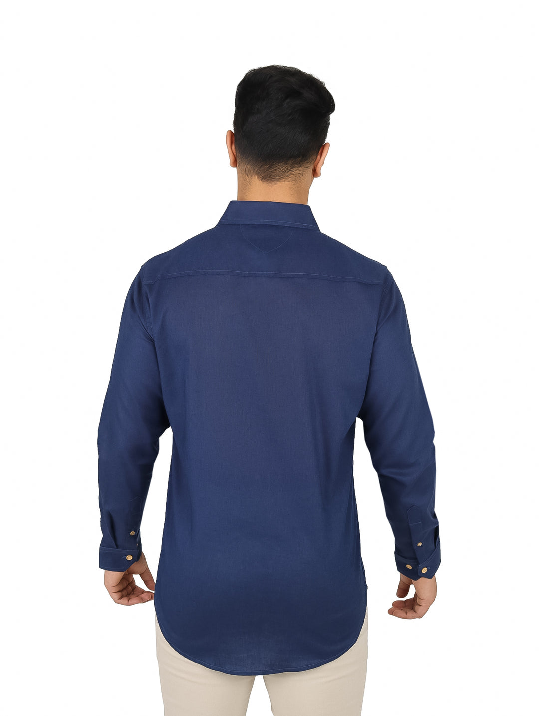 Hombre vistiendo camisa casual de manga larga en color azul marino con botones y bolsillo frontal.