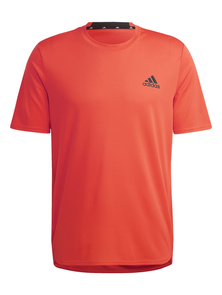 Camiseta deportiva Adidas de color rojo brillante con cuello redondo y manga corta.