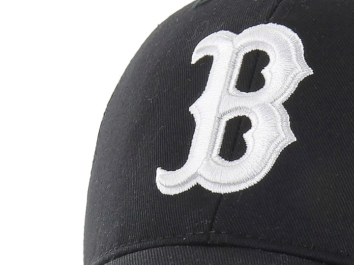Gorra de béisbol negra con malla trasera y logotipo blanco bordado en el frente.