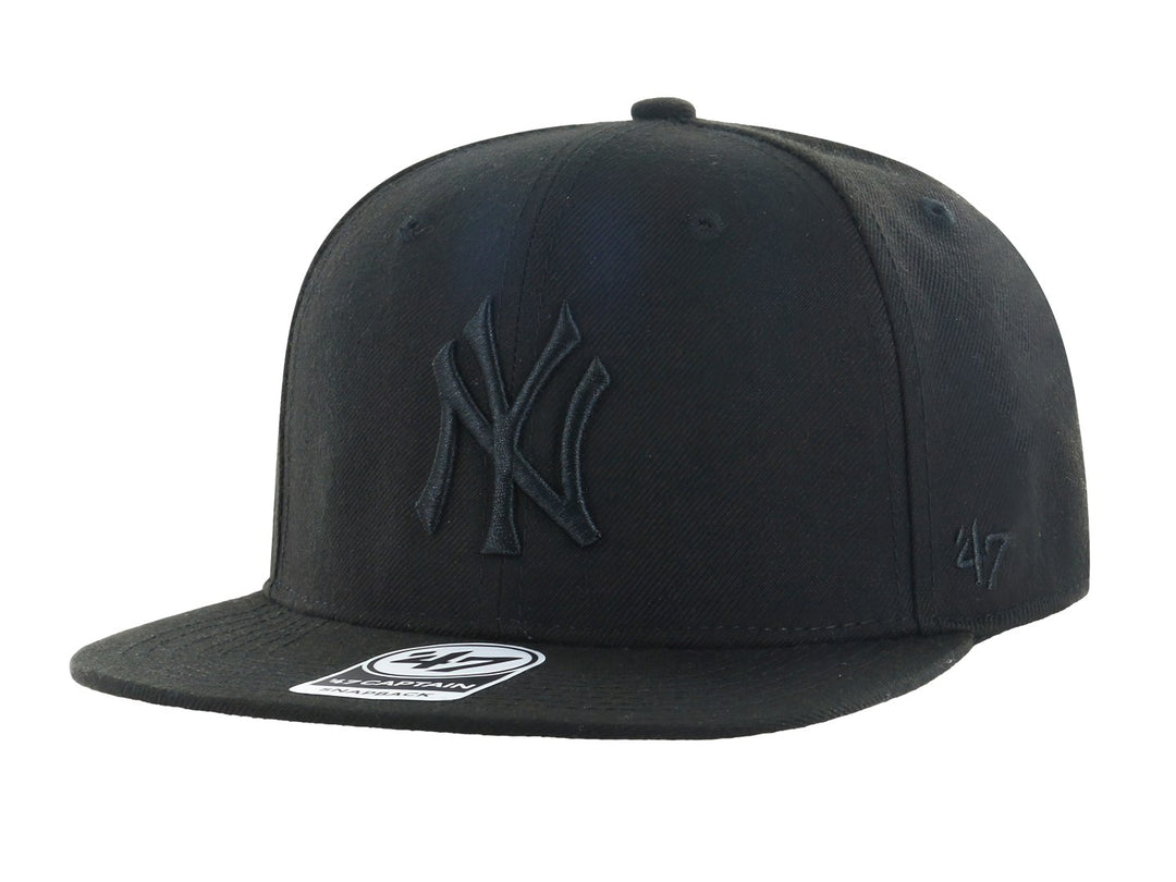Gorra de béisbol color negro con visera plana y logotipo bordado en el frente.