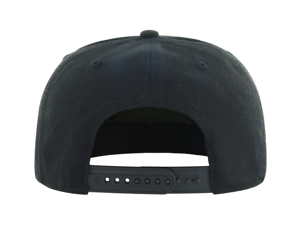 Gorra de béisbol color negro con visera plana y logotipo bordado en el frente.