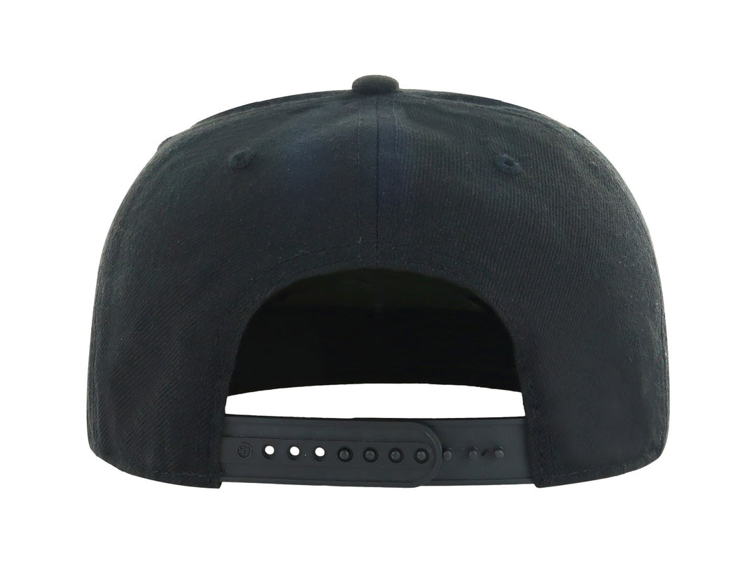 Gorra de béisbol color negro con visera plana y logotipo bordado en el frente.