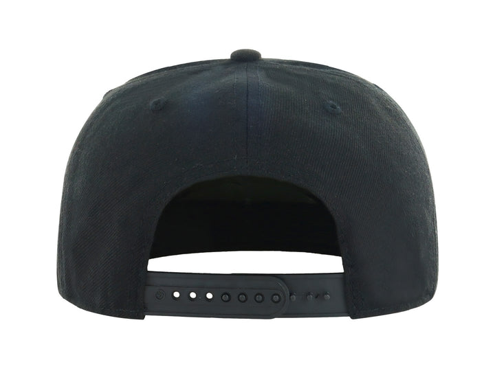 Gorra de béisbol color negro con visera plana y logotipo bordado en el frente.