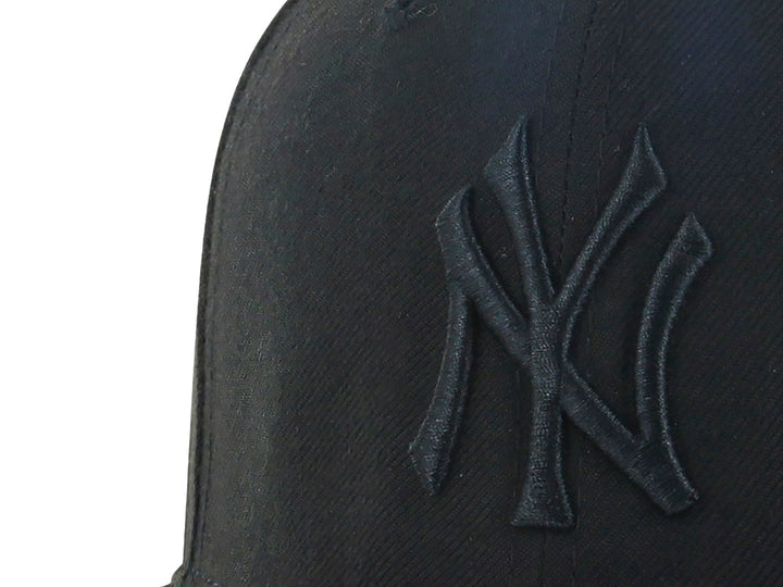 Gorra de béisbol color negro con visera plana y logotipo bordado en el frente.
