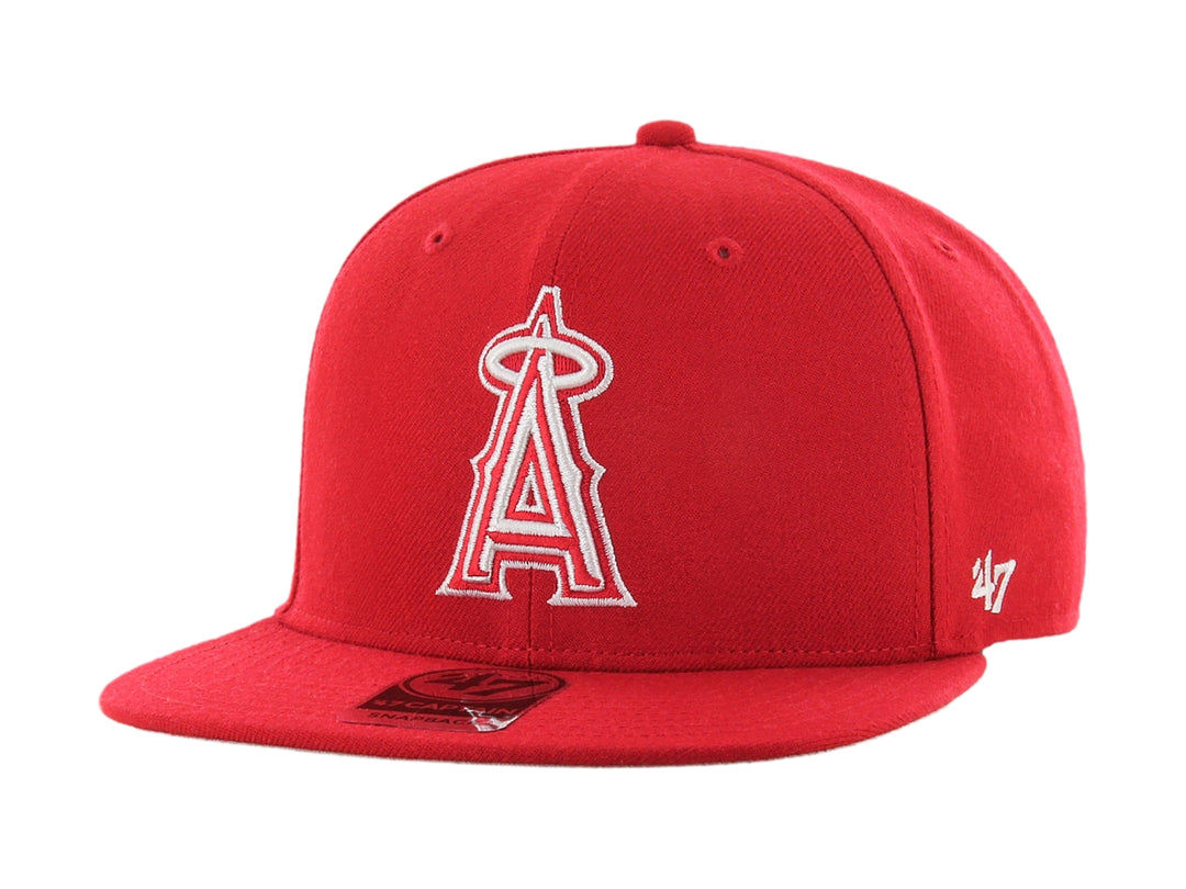 Gorra de béisbol color rojo con visera plana y logotipo bordado en blanco al frente.