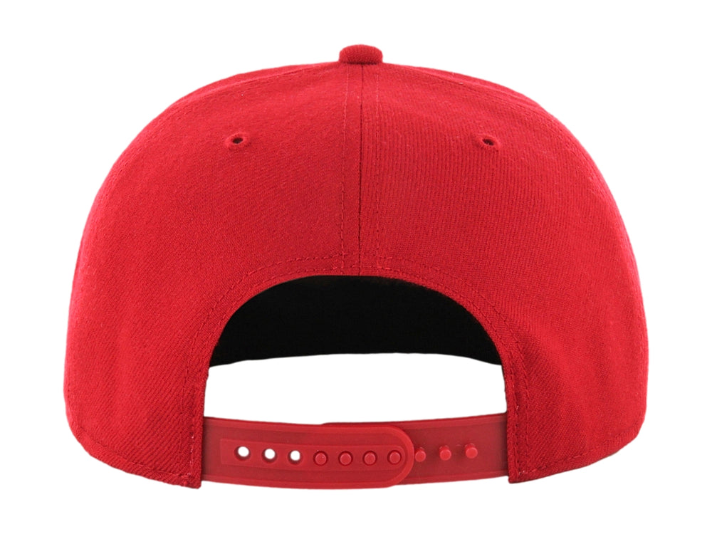 Gorra de béisbol color rojo con visera plana y logotipo bordado en blanco al frente.