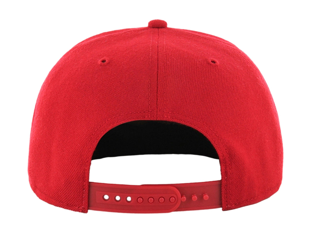 Gorra de béisbol color rojo con visera plana y logotipo bordado en blanco al frente.
