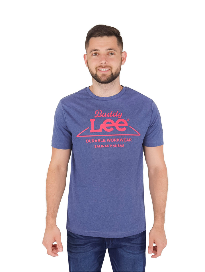 Hombre vistiendo playera azul de manga corta marca Lee con logotipo rojo en el pecho.