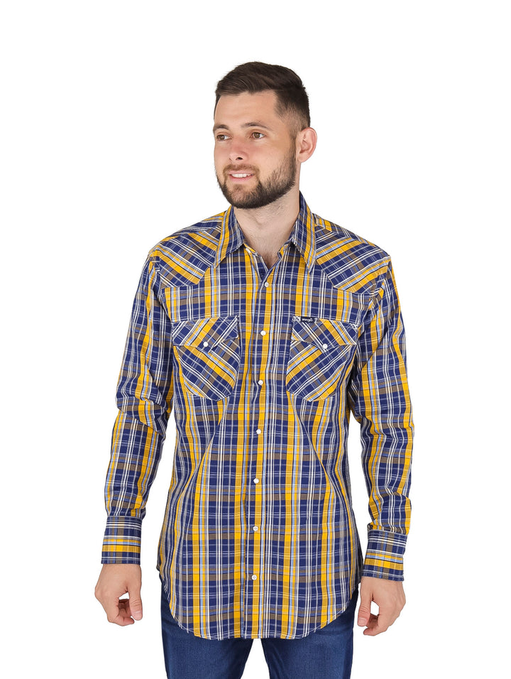 Hombre vistiendo camisa de manga larga con estampado de cuadros en color azul marino y amarillo.