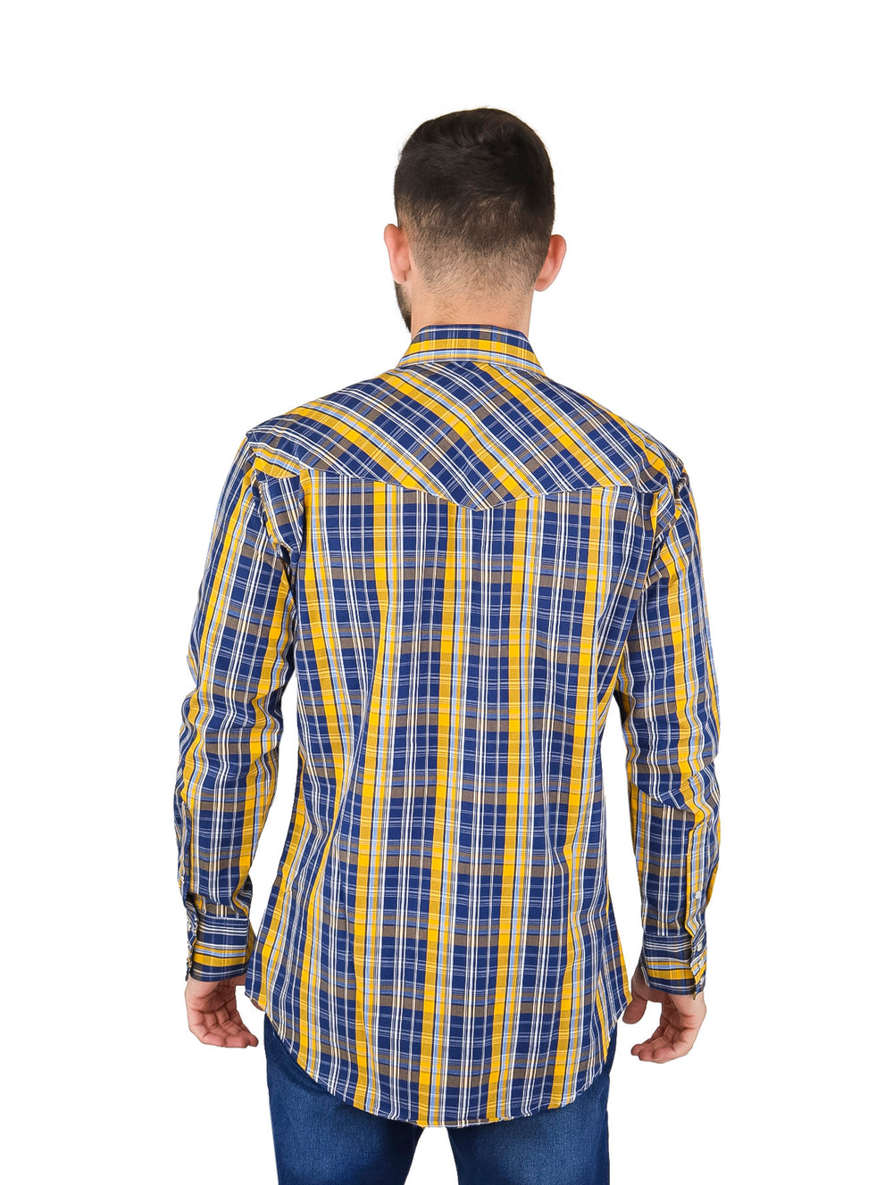Hombre vistiendo camisa de manga larga con estampado de cuadros en color azul marino y amarillo.