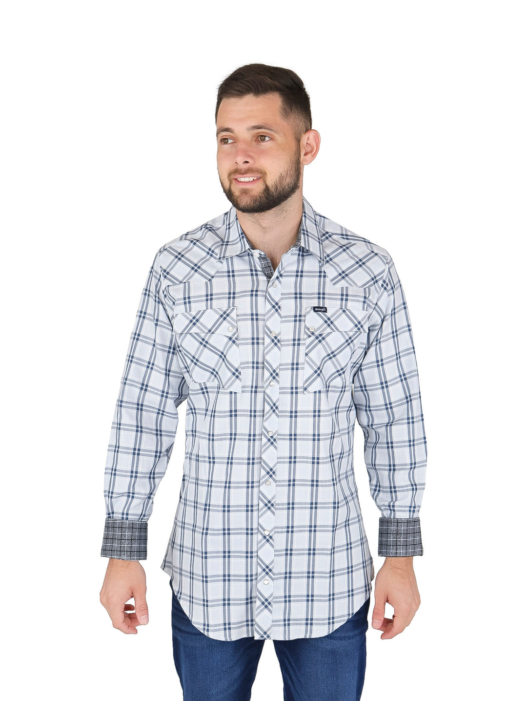 Hombre vistiendo camisa Wrangler de manga larga con estampado de cuadros en color gris y blanco.