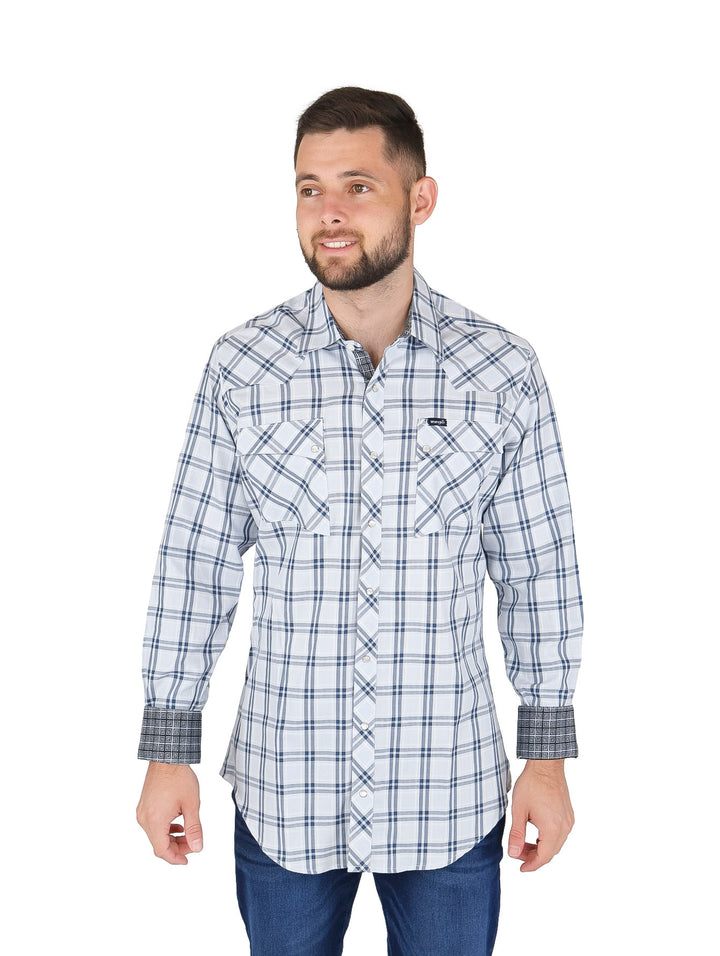 Hombre vistiendo camisa Wrangler de manga larga con estampado de cuadros en color gris y blanco.