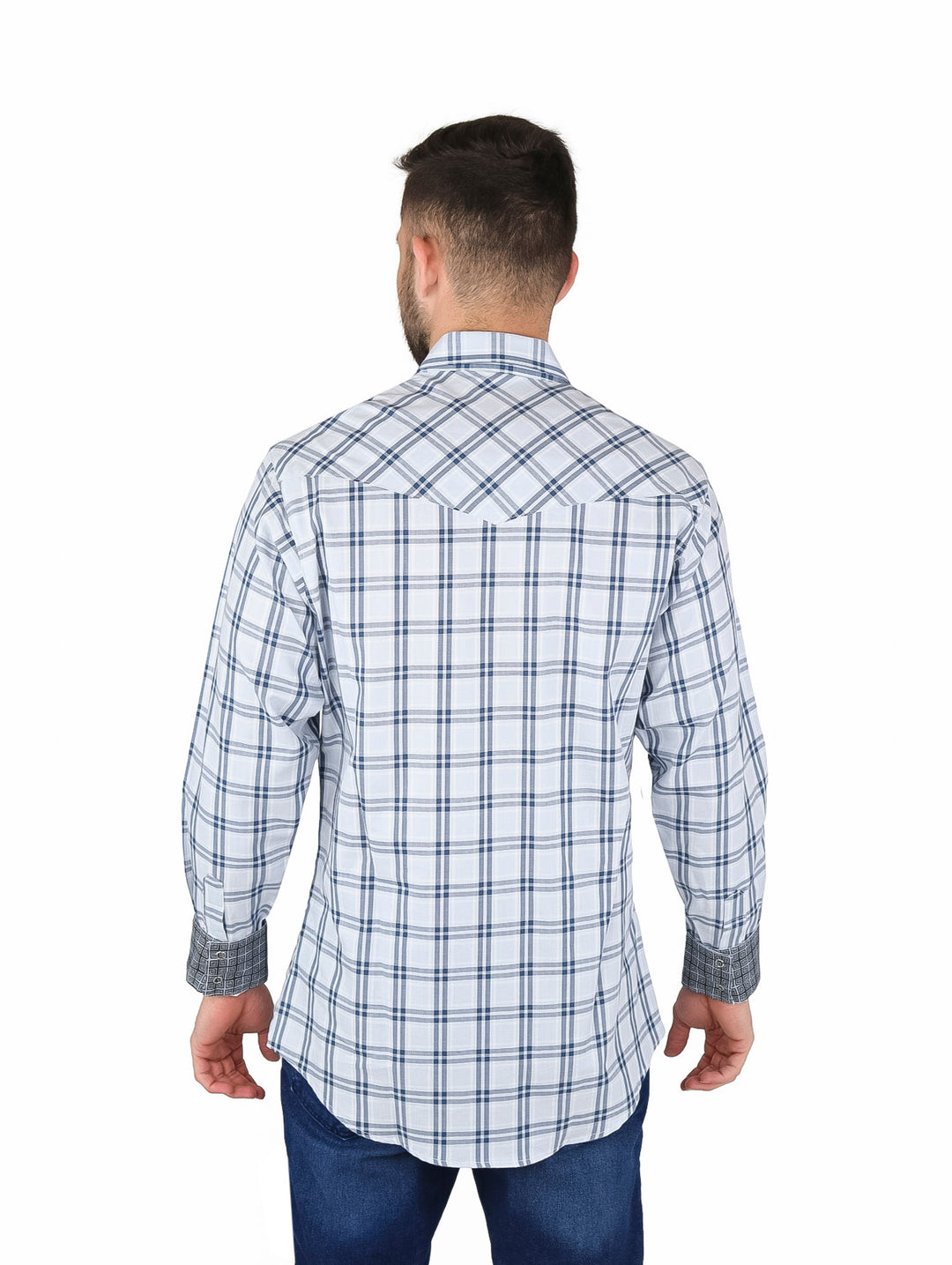 Hombre vistiendo camisa Wrangler de manga larga con estampado de cuadros en color gris y blanco.